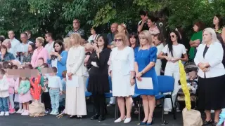 2 дни след катастрофата: Кичка Бодурова откри учебната година с гипсирана ръка