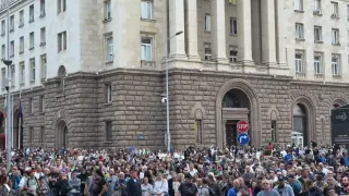 Под прозорците на властта: Първи протест срещу кабинета след ваканцията
