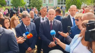 "Авторитаризъм и нова борба за 16-а република": Учители на бунт заради планове за учебник по литература и история