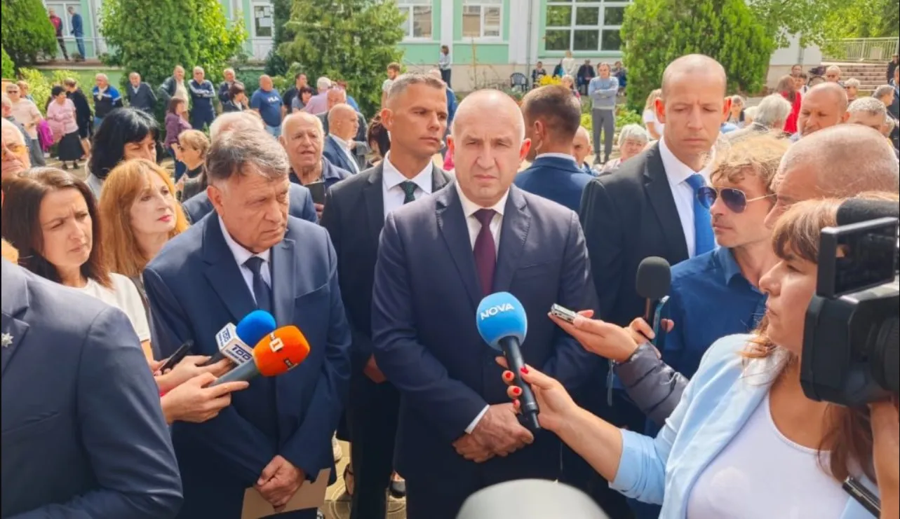 "Авторитаризъм и нова борба за 16-а република": Учители на бунт заради планове за учебник по литература и история
