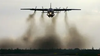 Над Бургас: Карго самолет остави черна диря в небето след излитане и кацна обратно