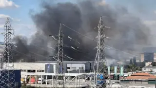 Голям пожар до Околовръстното в София, миризмата стигна до центъра