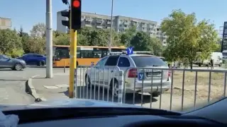 Учебна кола подкара по тротоара в София