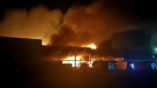 Русия нанесе удар по търговски център в Запорожие, избухна голям пожар