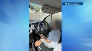Шокиращи кадри у нас: Малко дете подкара автомобил сред хора и коли