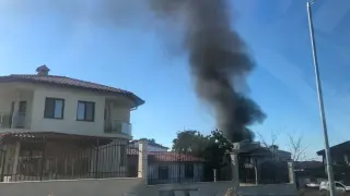 Къща пламна край Пловдив, гъст дим се издига над района