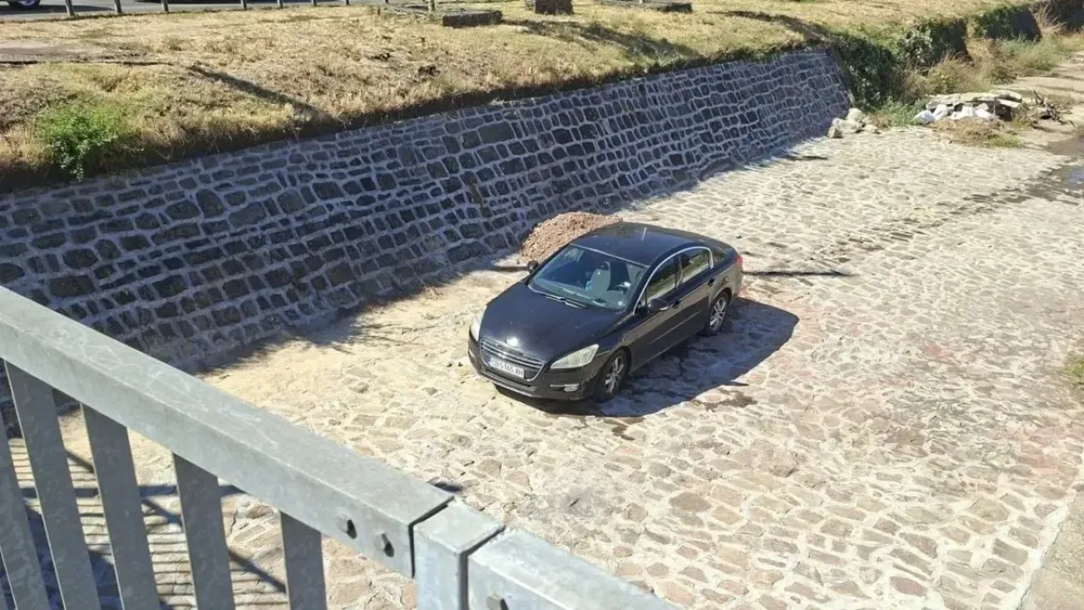 Необичайна гледка в София: Автомобил паркира в коритото на Владайската река