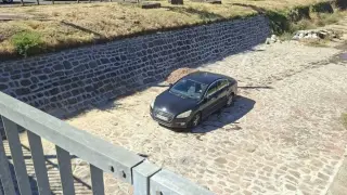 Необичайна гледка в София: Автомобил паркира в коритото на Владайската река