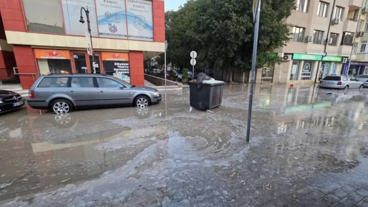Голяма част от Варна без вода заради авария, пропадна път