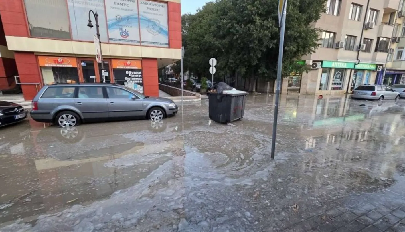 Голяма част от Варна без вода заради авария, пропадна път