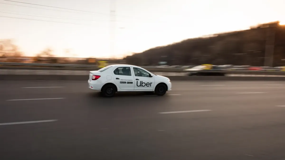 Шофьор на Uber изхвърли пияна жена на магистралата, минути по-късно бе блъсната и убита от кола