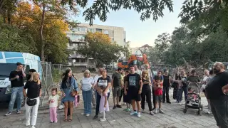"Битка за въздуха": Протест срещу строеж в Пловдив, жители направиха жива верига пред багерите