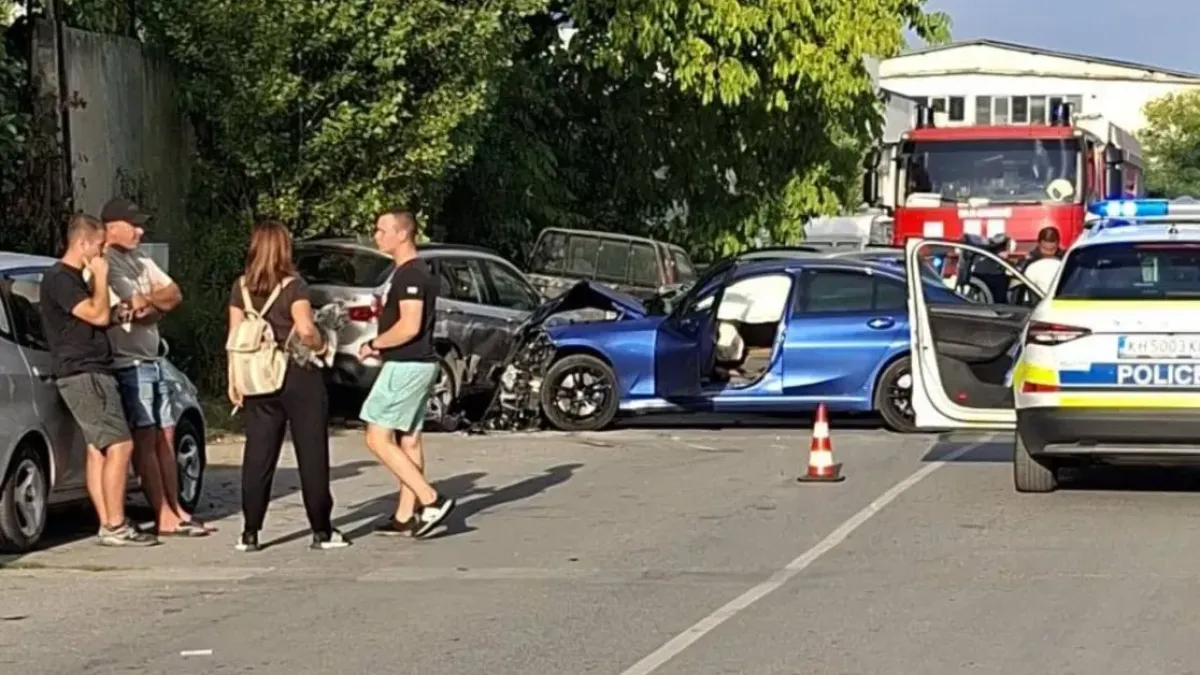 Дрифт или лоша отсечка? Автомобил помете паркирана кола в Кюстендил, има двама пострадали