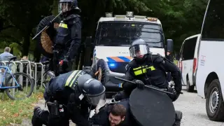 Извънредно положение в Хага: Крайнодесни демонстранти се вдигат срещу мигрантите, зоват за насилие