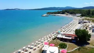 Въпреки септември: хора все още се събират на плажа в бургаското Крайморие