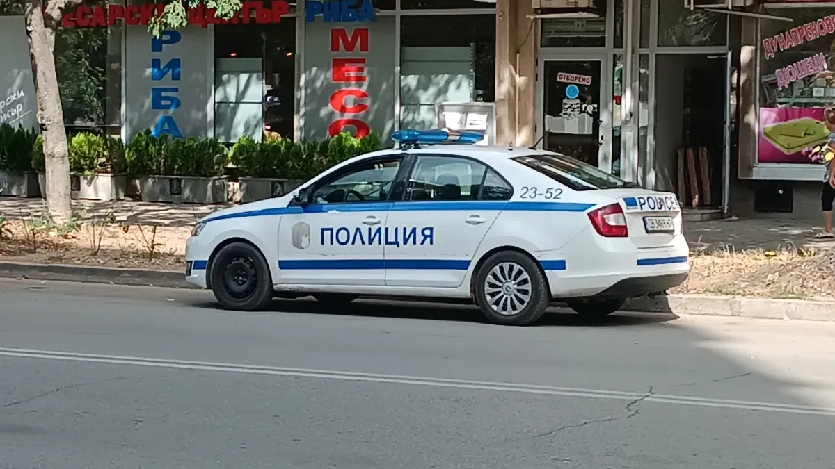 Мъж изскочи пред кола с жена и дете и насочи пистолет в Старозагорско