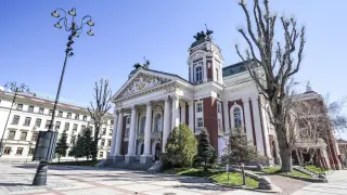 Столична община: Площадът пред Народния театър не е мястото за неделното хоро
