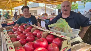 Над 20 г. на пазара: Историята на баща и дъщеря, които отглеждат собствени зеленчуци