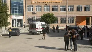 Подробности за стрелбата край училище в Турция: Кадри показват момче с пушка, ранените са най-малко 10