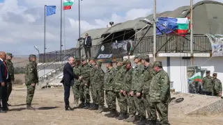 Пламна пожар до военния полигон в Сливница, докато там е Румен Радев