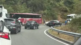 Кола се заби в туристически автобус край Калофер, движението е блокирано