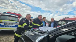 Пожарът в "Отдих" е овладян, но собствениците не се допускат до имотите си