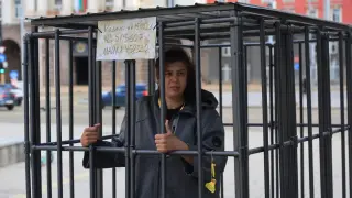 200 човека ще се редуват затворени в клетка пред парламента