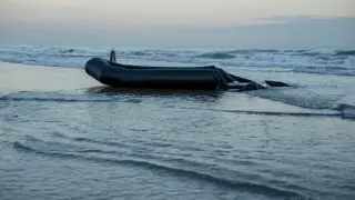 Трима изнасилиха групово жена на лодка с мигранти