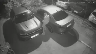 Мъж с качулка троши коли във Варна