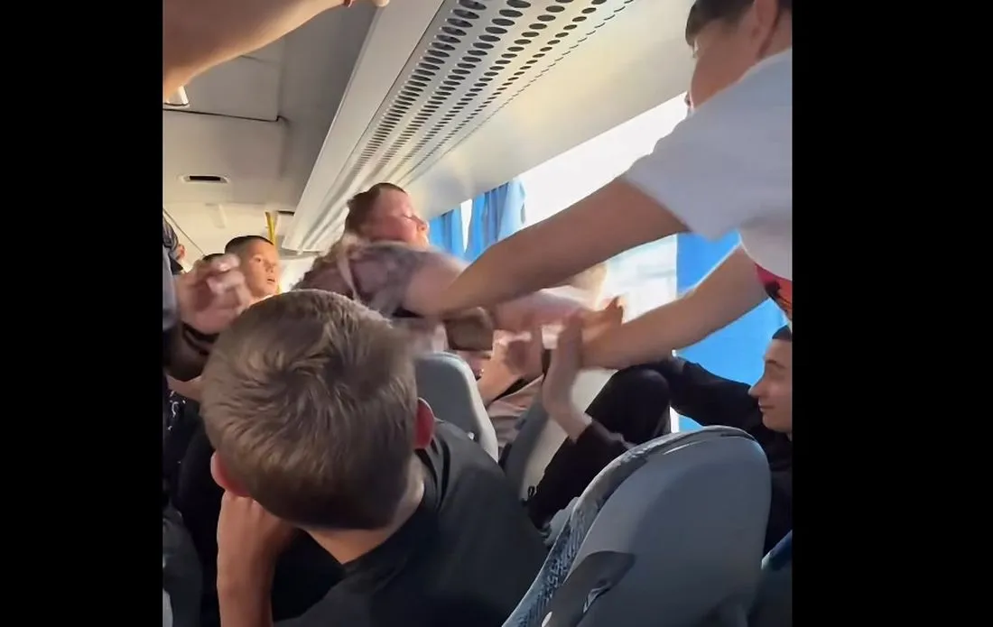 В автобус в Несебър: Никой не спря рускинята да бие и псува децата