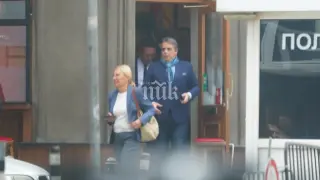 При 17 градуса и със зимен шал: Асен Василев събра депутатите от ПП на пица