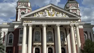 Хорото пред Народния театър скара София: Актьори се оплакват от шум, организаторите отвръщат