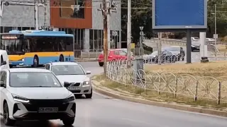 Кола подкара в насрещното на кръговото на „площад на авиацията“ в София