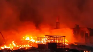 Пожар в Бургас вдигна огнеборците на крак: Пламна фургон край складова база