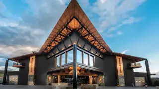 Мистериозно рали акостира в Grand Hotel Therme