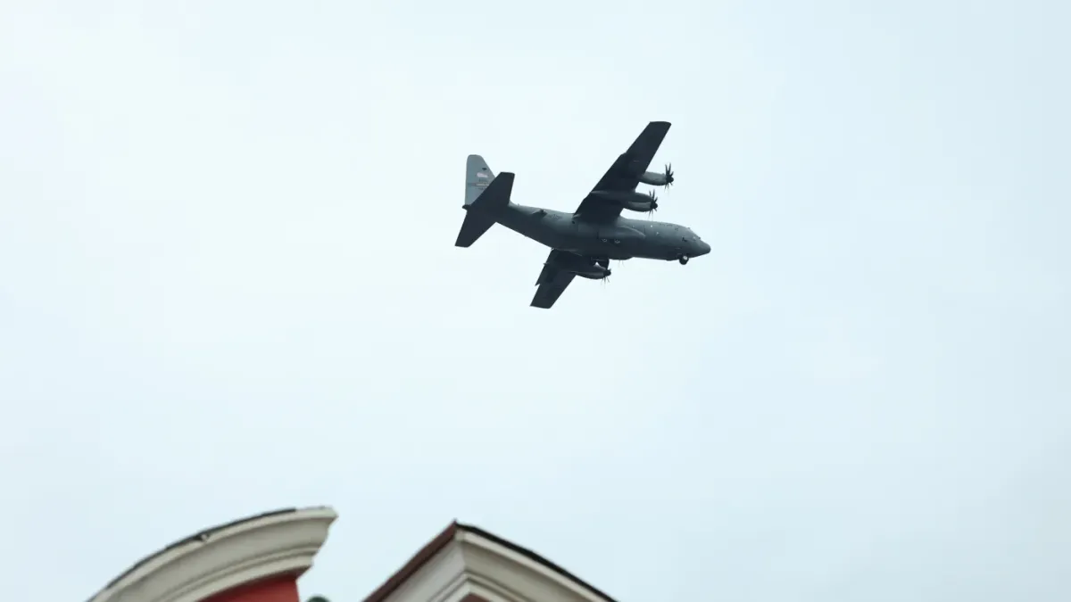 Американски военен самолет кацна на летище "Васил Левски" Снимки