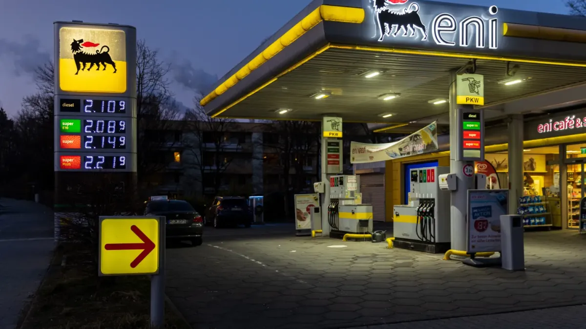 ENI въвежда собствен ценови таван на горивата в Италия преди намаляването на акцизната отстъпка