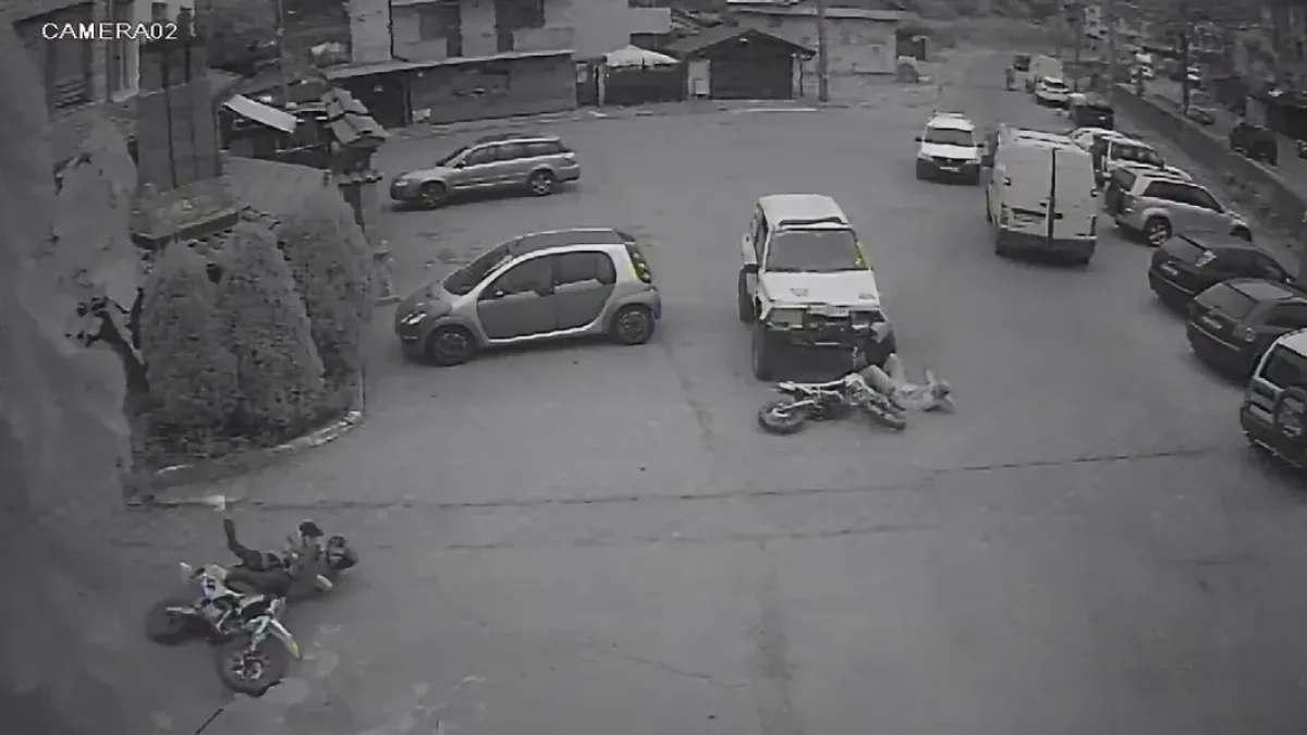 Три момчета паднаха от мотори при среща с автомобил в Самоков