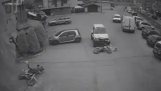 Три момчета паднаха от мотори при среща с автомобил в Самоков