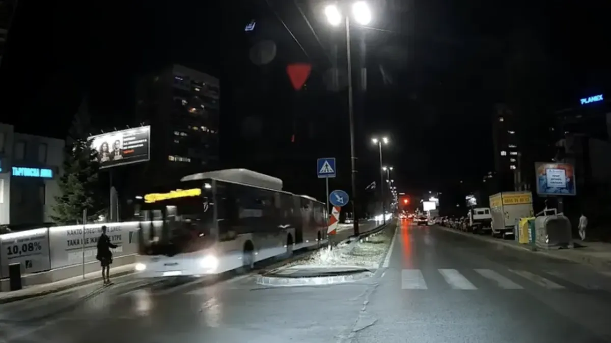 Автобус премина на метри пред пресичащ мъж в София