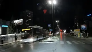 Автобус премина на метри пред пресичащ мъж в София