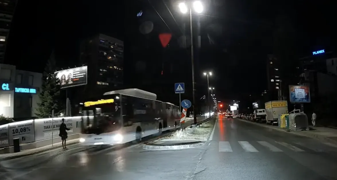 Автобус премина на метри пред пресичащ мъж в София