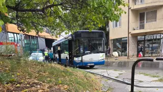 Автобус се заби в стълб във Варна: 6-годишно дете и две жени са пострадали