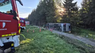 Автобус с пътници се преобърна на магистрала в Германия, има жертви и много ранени