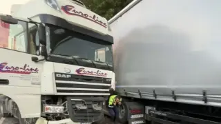 Нова фатална катастрофа: Два тира смазаха кола в Айтоския проход, жена загина