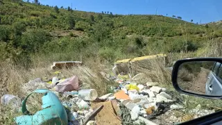 Тонове боклуци и строителни отломки завзеха местността „Карасеврия“