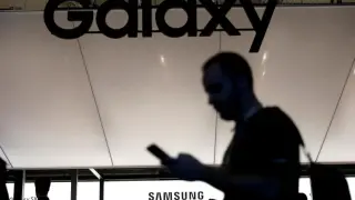 Новите смартфони на Samsung се продават без зарядни устройства или дори без кабел: какво остава в кутията