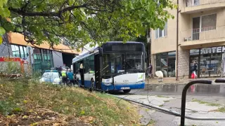 Автобус на градския транспорт във Варна се заби в стълб: Пострада 6-годишно дете