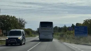 Секунди до челен удар: Автобус предприе опасно изпреварване край Стара Загора