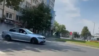 БМВ превърна кръгово в Пловдив в писта за дрифт, гумите пушат